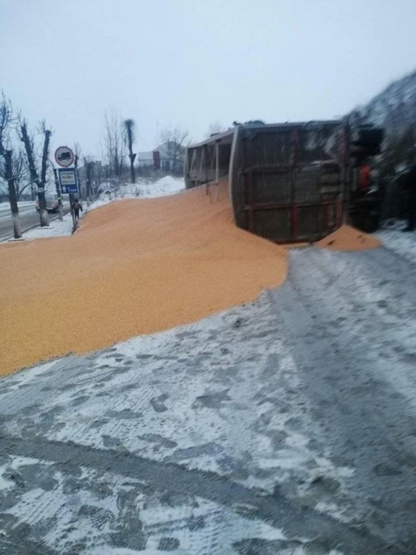 На Тернопільщині вантажівка з зерном потрапила у ДТП: знесла мур і перекинулась на підйомі (ФОТО)