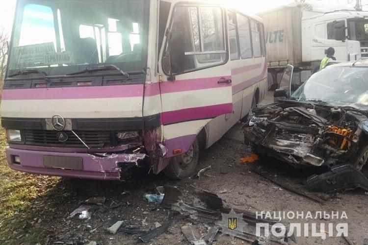 На Тернопільщині зіткнулися рейсовий автобус та автомобіль, яким керувала пенсіонерка