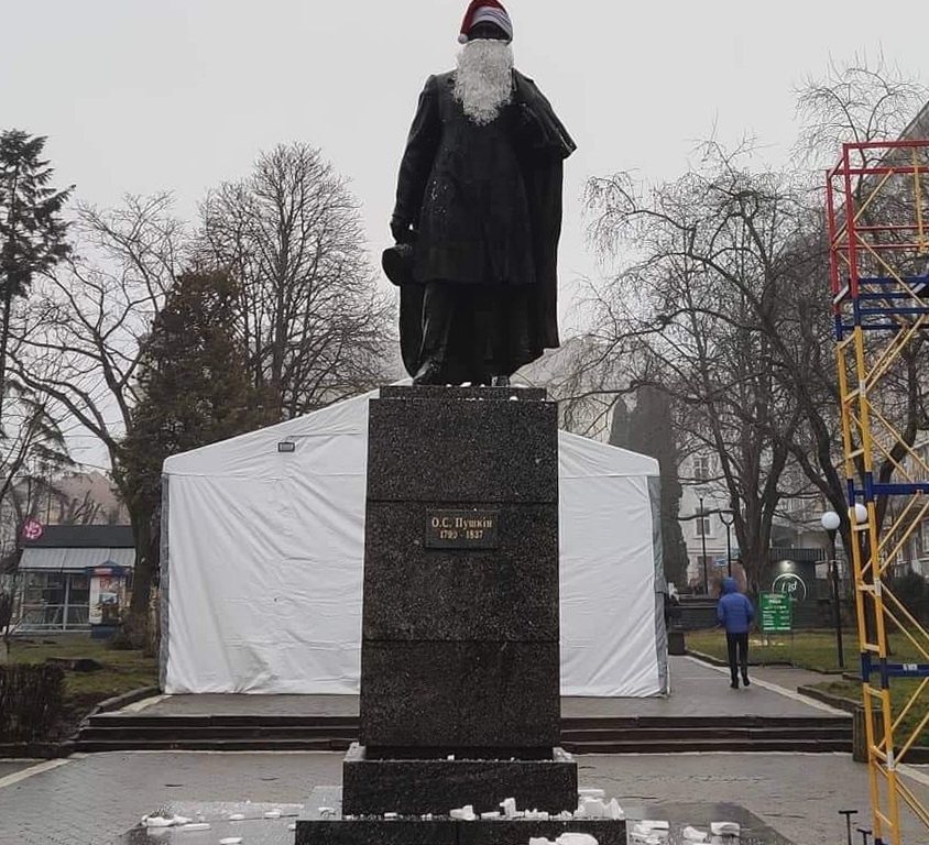 Йоулупуккі більше нема – пам’ятнику Пушкіну повернули попередній вигляд (ФОТО)