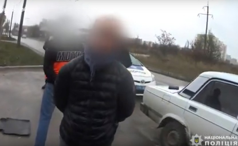 Грабіж у Тернополі: брати-іноземці розбили скло в автівці і викрали рюкзак (ВІДЕО)