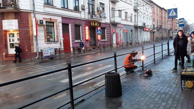 У центрі Тернополя заварили перехід, на якому постійно збивали пішоходів (ФОТО)