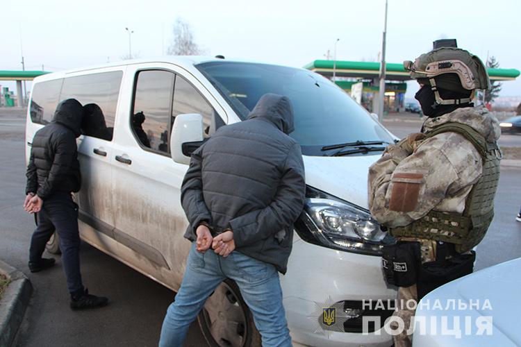 На виїзді з Тернополя спецпризначенці затримали групу квартирних злодіїв (ВІДЕО)