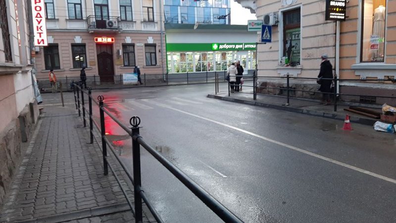 У центрі Тернополя заварили перехід, на якому постійно збивали пішоходів (ФОТО)