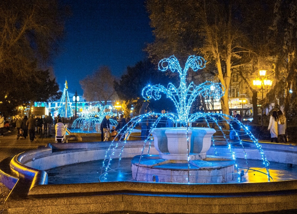 Вулиці Тернополя прикрасили святковою ілюмінацією (ФОТО)