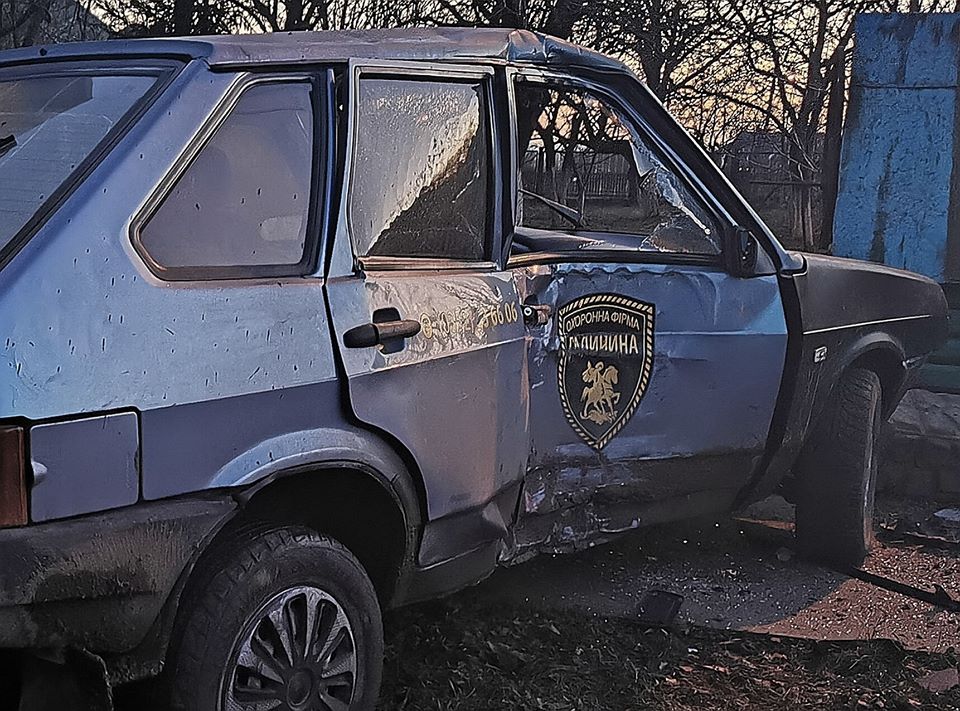 На Тернопільщині авто охоронної фірми знесло паркан і влетіло на приватне подвір’я (ФОТО)