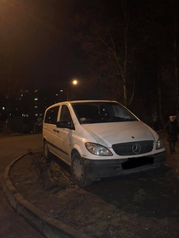 Як у Тернополі водії паркуються на газонах (ФОТО)