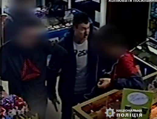 У Тернополі розшукують чоловіка, який у магазині побив двох людей: є відео бійки