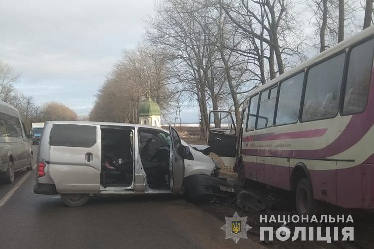 На дорозі Тернопіль-Івано-Франківськ зіткнулися автобус і легківка: є потерпілі (ФОТО)