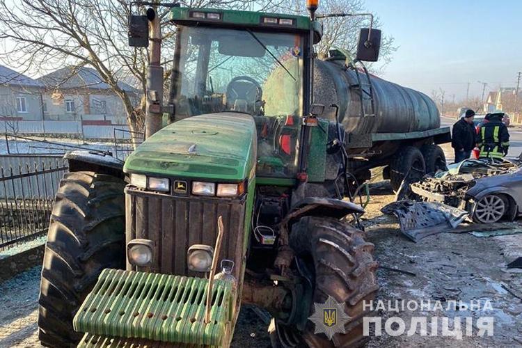 На Тернопільщині аварія з потерпілими: зіткнулися легківка та трактор з цистерною