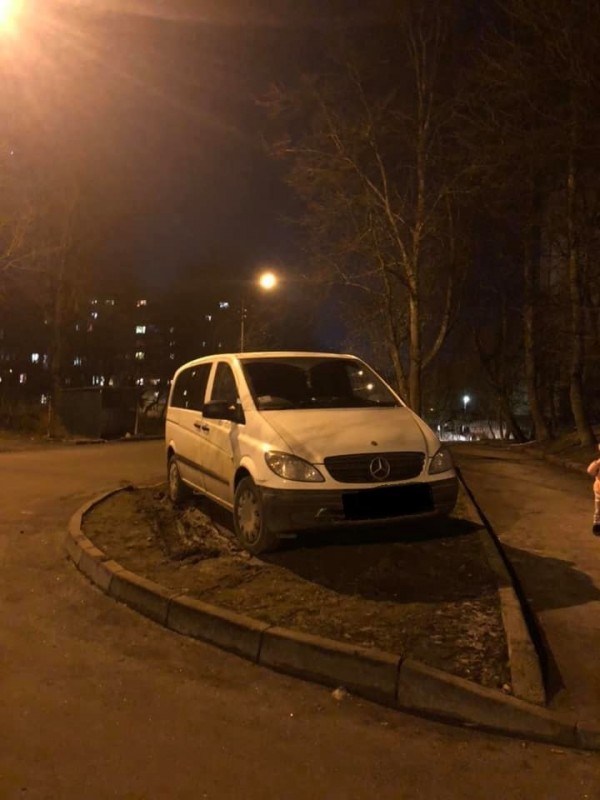 Як у Тернополі водії паркуються на газонах (ФОТО)