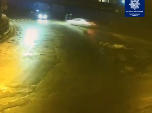 В інтернеті з’явилось відео, де видно, як Mercedes у Тернополі ледь не збив пішоходів та зіткнувся з КІА (ВІДЕО)