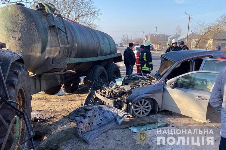 На Тернопільщині аварія з потерпілими: зіткнулися легківка та трактор з цистерною