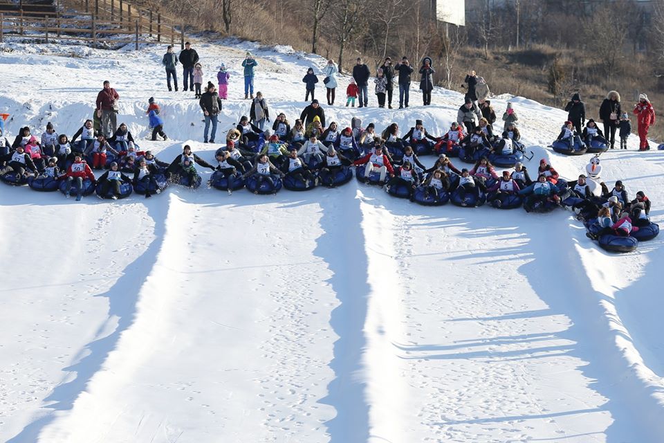У Тернополі встановили рекорд: 67 людей одночасно спустились на сноутюбах з гірки (ФОТО, ВІДЕО)
