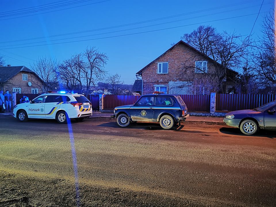 На Тернопільщині авто охоронної фірми знесло паркан і влетіло на приватне подвір’я (ФОТО)