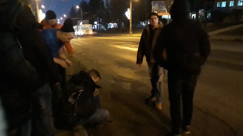 Кров, побите авто та розлючені люди: у Тернополі збили пішохода (ФОТО)