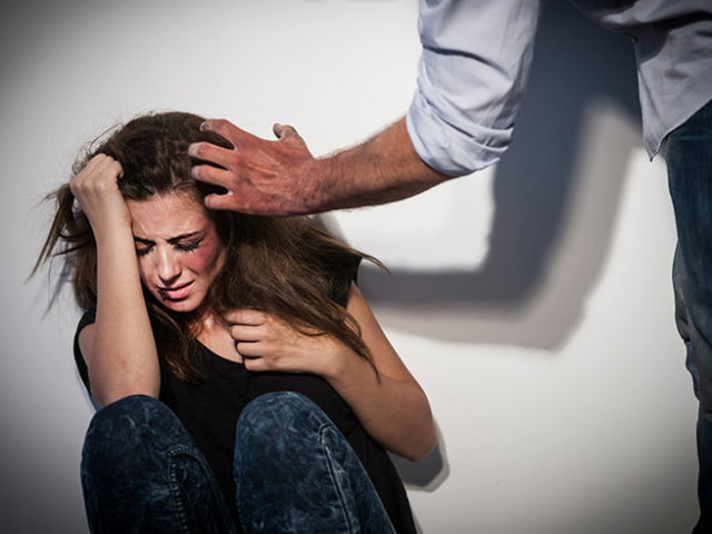 Тиран вдома: у Тернополі чоловік чинив психологічне та фізичне насильство над жінкою