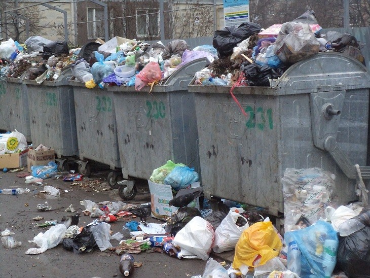 У Тернополі чоловік полюбляє тягнути із сміттєвих контейнерів все, що йому може знадобитися