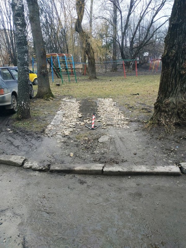 У Тернополі водії біля будинку перетворили газон на стоянку: дехто встановив навіть обмежувач (ФОТО)