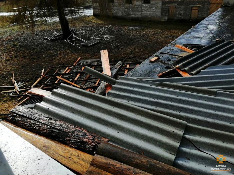 На Тернопільщині сильний вітер залишив школу без даху (ФОТО)