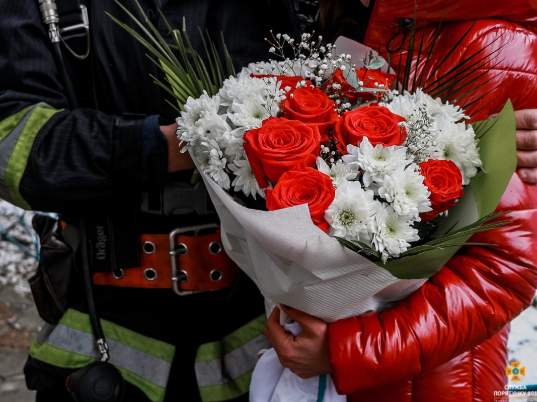 На Тернопільщині рятувальник освідчився коханій, коли виніс її з пожежі (ВІДЕО)