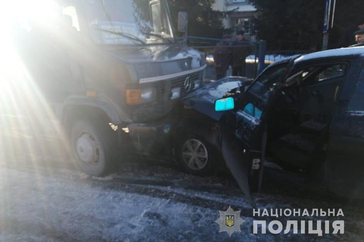 Через слизьку дорогу на Тернопільщині зіткнулися автобус “Мерседес” та легковий автомобіль (ФОТО)