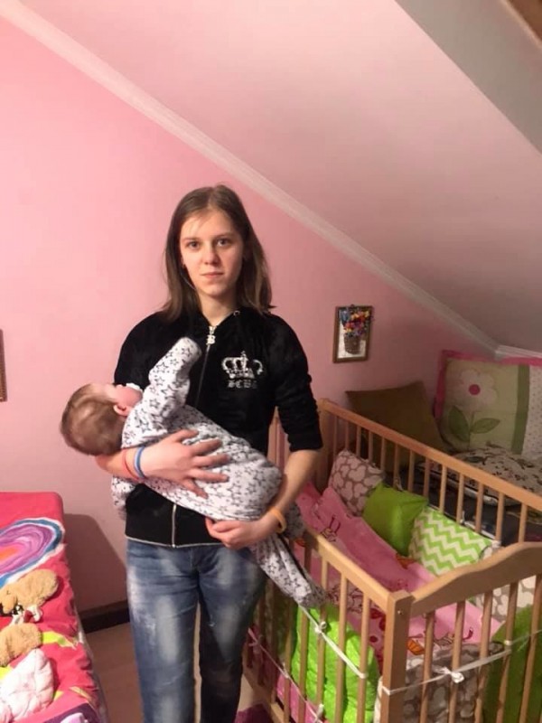 14-річна мама з Тернопільщини, якій допомагає волонтерка, не вміє ні читати, ні писати (ФОТО, ВІДЕО)