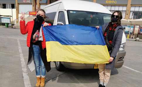 Коронавірус: літак приземлився в Ухані, українці реєструються на рейс (ФОТО)