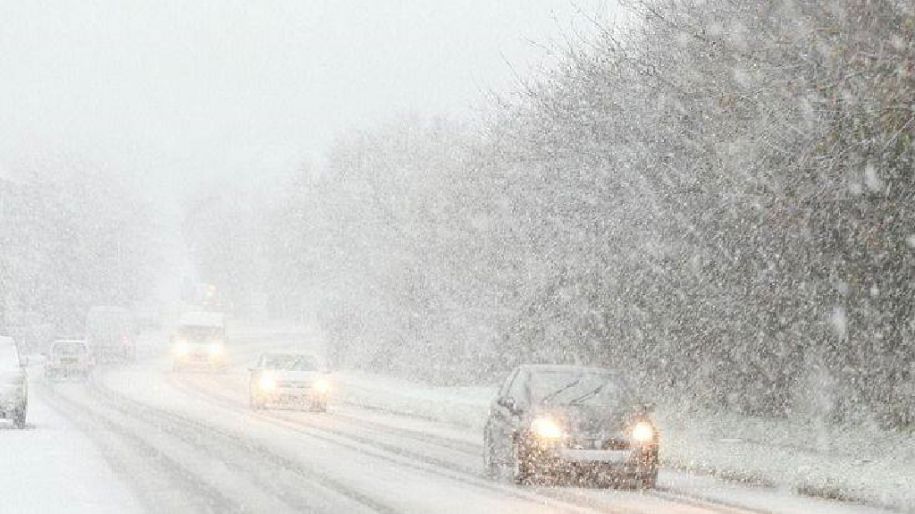 На вихідних в Україні погіршиться погода – сніг, штормовий вітер, на дорогах замети
