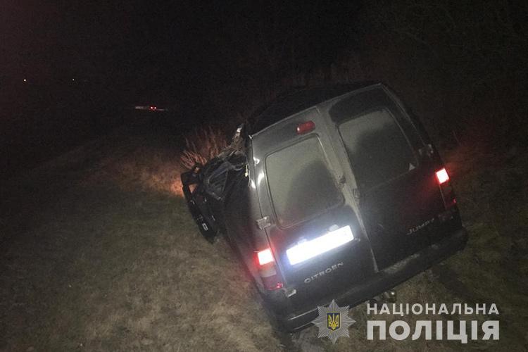 На Тернопільщині водій не помітив причіп КамАзу на дорозі і протаранив його: є потерпілі (ФОТО)