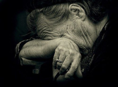 У Тернополі жінка ромської національності обікрала 96-річну пенсіонерку: розшук (ВІДЕО)