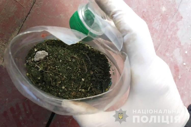 На Тернопільщині неповнолітній зберігав пляшку з наркотиками (ФОТО)