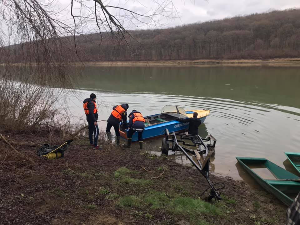 На Тернопільщині у річці перекинулася лодка з рибалкою: чоловік намагався добратися до берега і зник під водою (ФОТО)