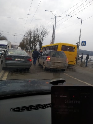 У Тернополі маршрутка збила дівчину (ФОТО)