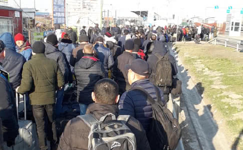 Після заяви про закриття кордону додому масово кинулися українці з Польщі