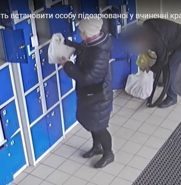 У Тернополі жінка викрала чужі речі із супермаркету: камера зафіксувала злочин (ВІДЕО)