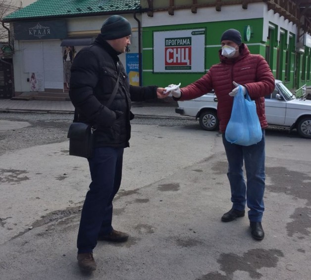 У Чоркові волонтери ходять містом і безкоштовно роздають маски (ФОТОФАКТ)
