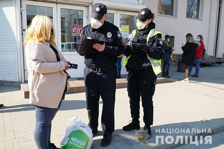 Тернополянка вирішила підзаробити на медичних масках: жінка торгувала ними просто на вулиці (ФОТО, ВІДЕО)