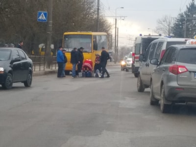 У Тернополі маршрутка збила дівчину (ФОТО)