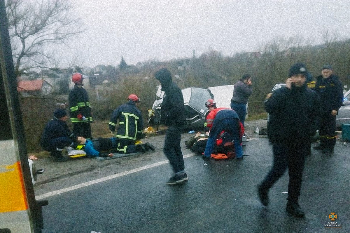 Постраждало п’ятеро: у поліції розповіли подробиці аварії біля Тернополя (ФОТО)