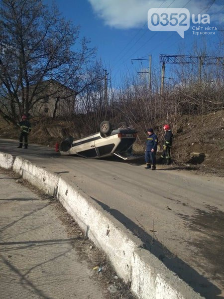 ДТП у Тернополі: автомобіль перекинувся “верх ногами” (ФОТО)