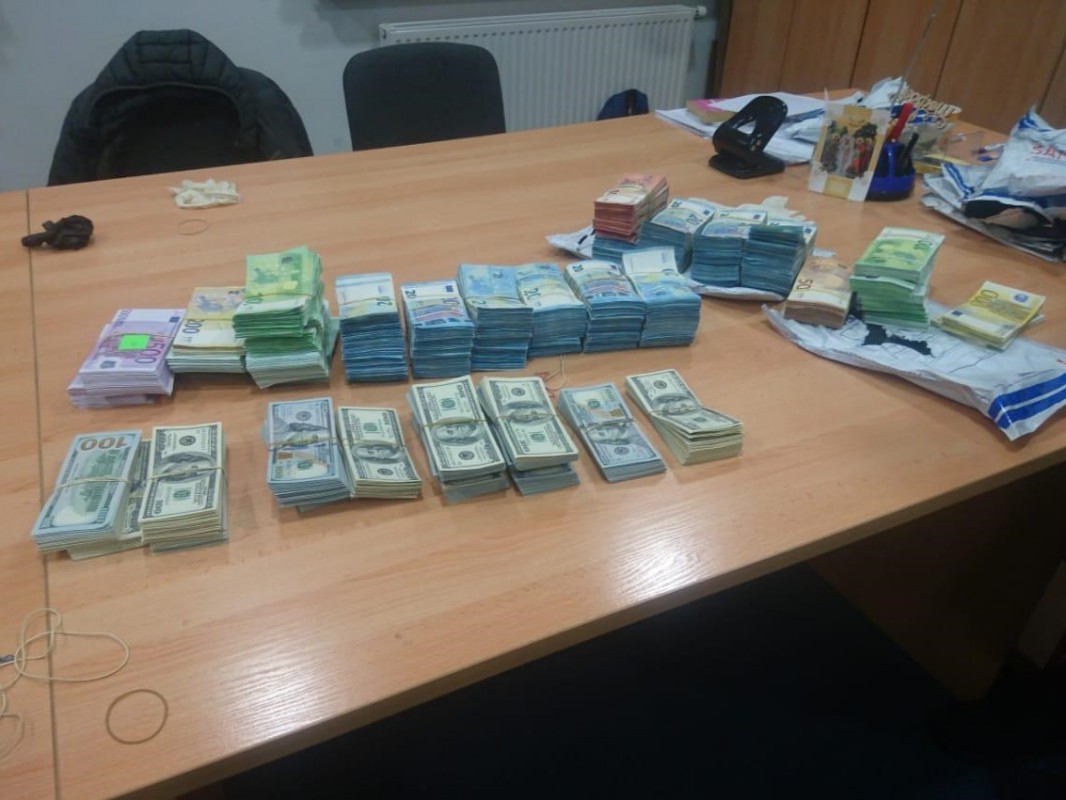 Спіймали на кордоні: з Польщі до України чоловік намагався ввезти 500 000 Євро та 240 000 доларів (ФОТО)