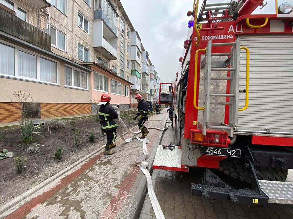 Через пожежу з багатоповерхівки у Тернополі евакуювали 20 осіб (ФОТО)