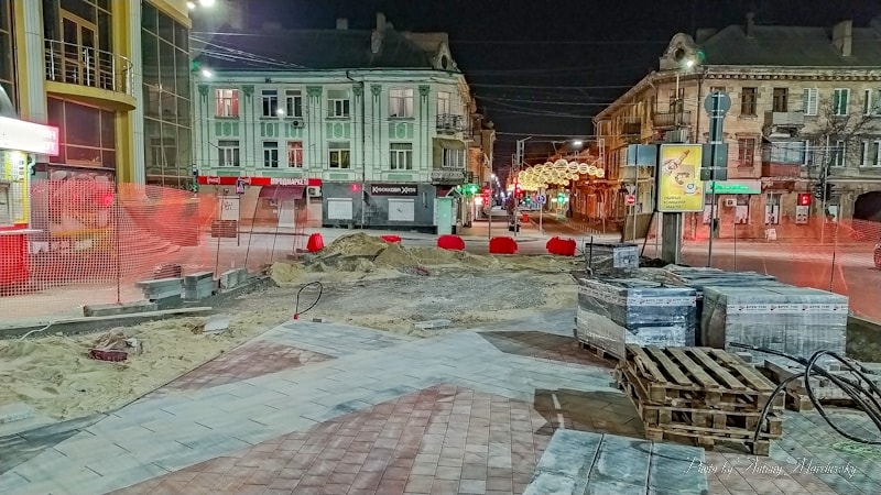 На Привокзальному майдані Тернополя мостять бруківку (ФОТО)