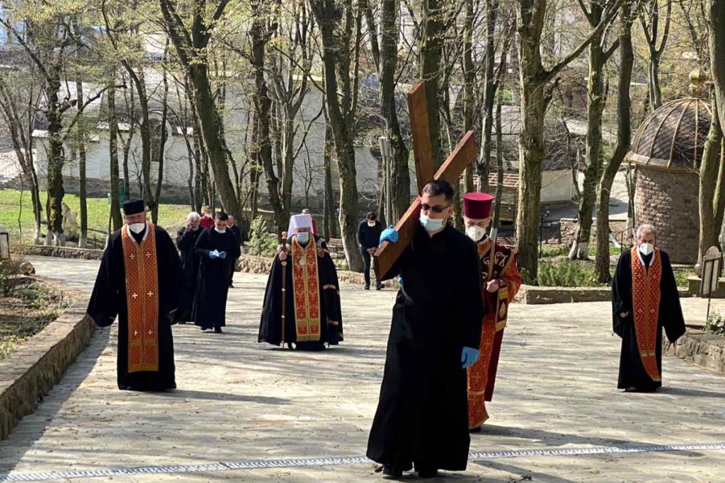 У Страсну п’ятницю митрополит Василій молився Хресну дорогу у Зарваниці