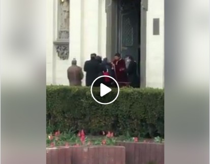 У Тернополі біля церкви священники причащають людей (ВІДЕО)