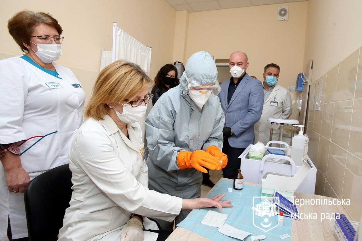 У Тернополі розпочалося масове тестування на коронавірус працівників з підвищеної зони ризику