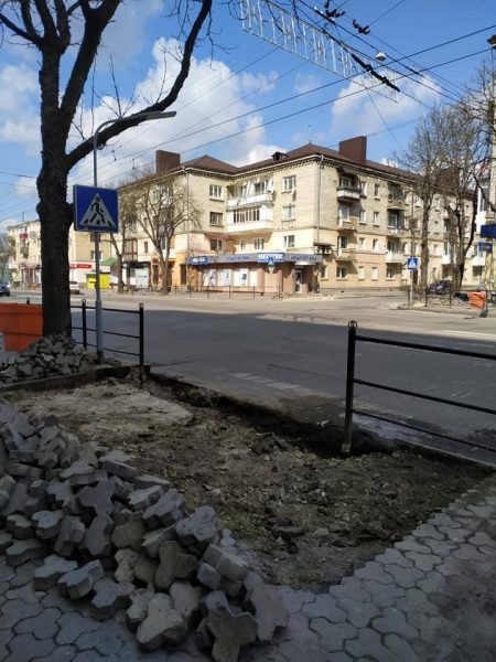 У Тернополі продовжують понижувати бордюри, поки транспорту та людей мало (ФОТОФАКТ)