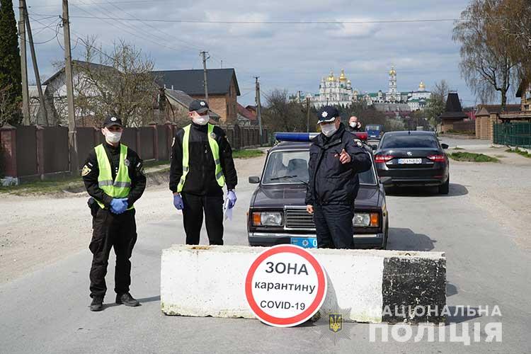 Поліцейські обмежують рух транспорту на територію Почаєва (ФОТО, ВІДЕО)