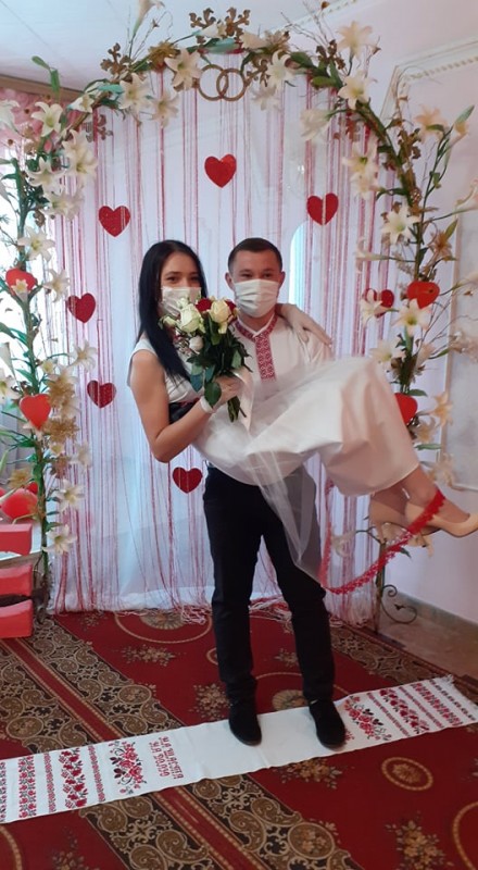 Наперекір пандемії вирує кохання: на Тернопільщині відбулося весілля у масках (ФОТО)