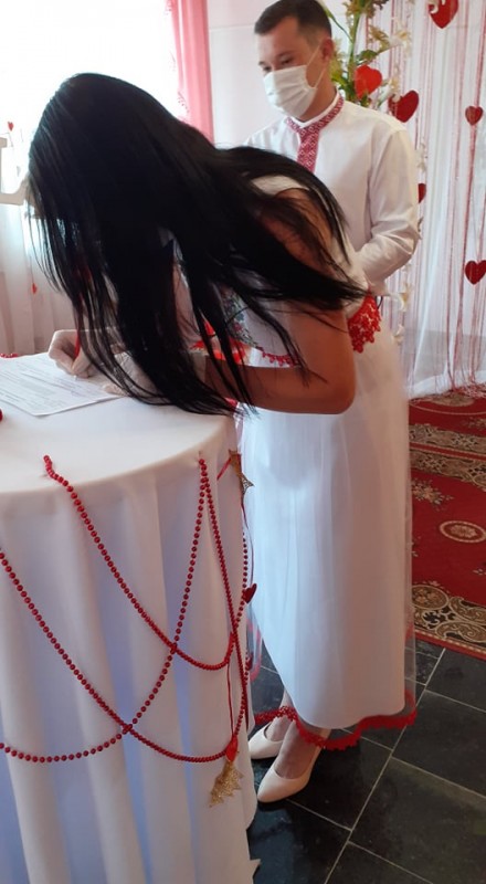Наперекір пандемії вирує кохання: на Тернопільщині відбулося весілля у масках (ФОТО)